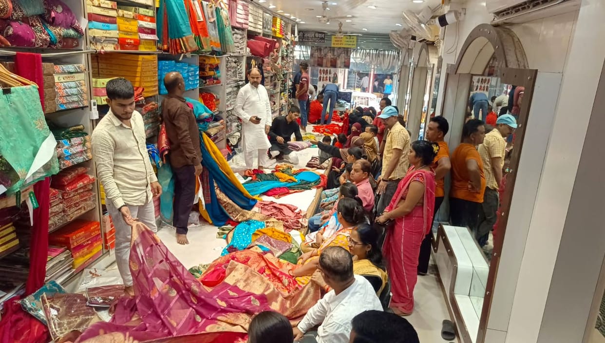 Mehndi craze among married women, crowd in beauty parlor