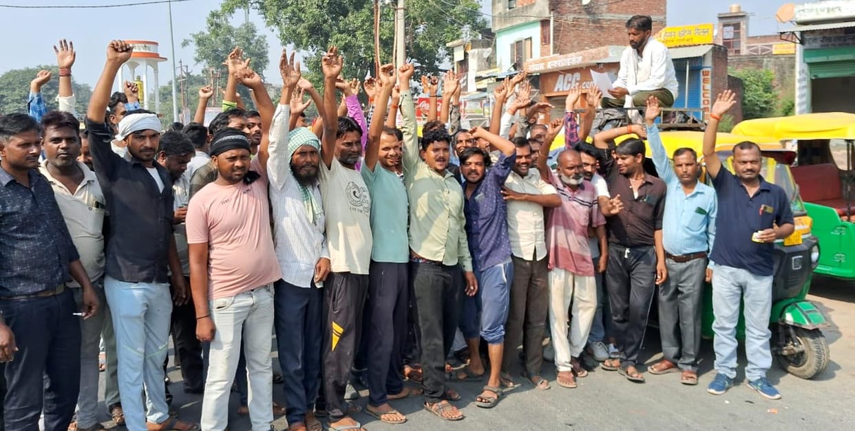 Demonstration of angry tempo drivers due to ban on entry in Badaun