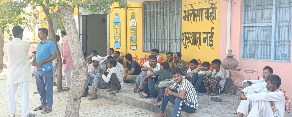Farmers are waiting to get DAP fertilizer