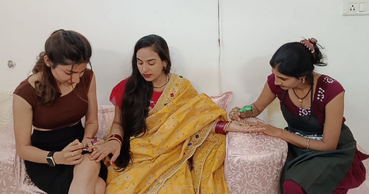 Crowd of women gathered in the beauty parlor of the city to beautify themselves.