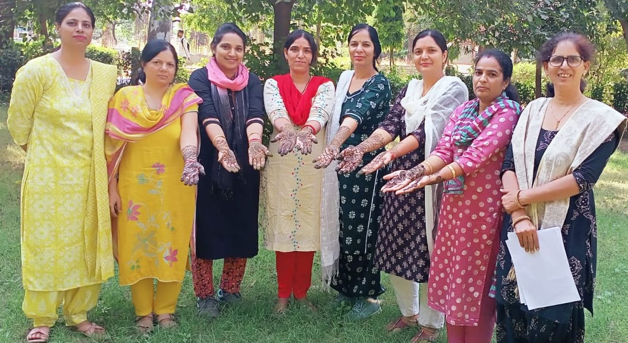 Muskaan, Shishu and Kumkum applied beautiful henna.