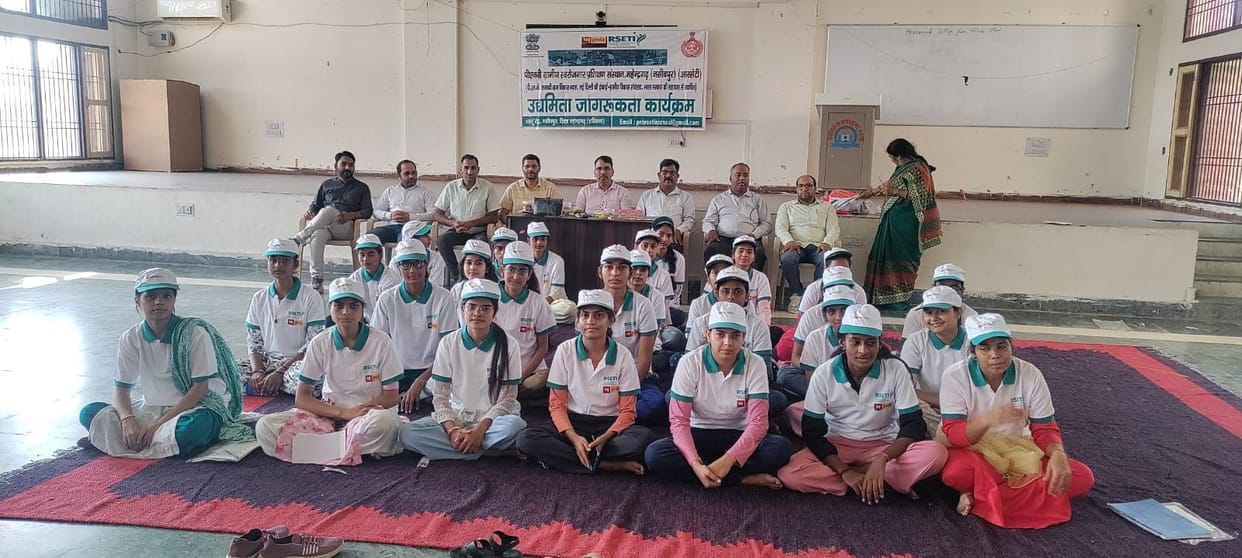 35 girl students of Unhani College will learn the nuances of artificial jewelery making.