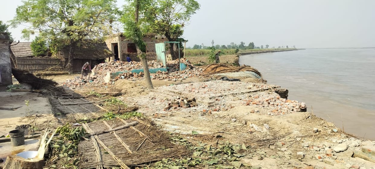 Two houses submerged in Mohana river, villagers are destroying their homes themselvesTwo houses submerged in Mohana river, villagers are destroying their homes themselves