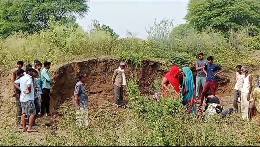 Damoh Youth dies due to collapse of clay mine, the accident happened while digging on the banks of Sunar river