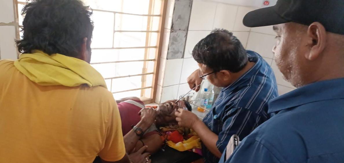घायल का इलाज करते डॉक्टर