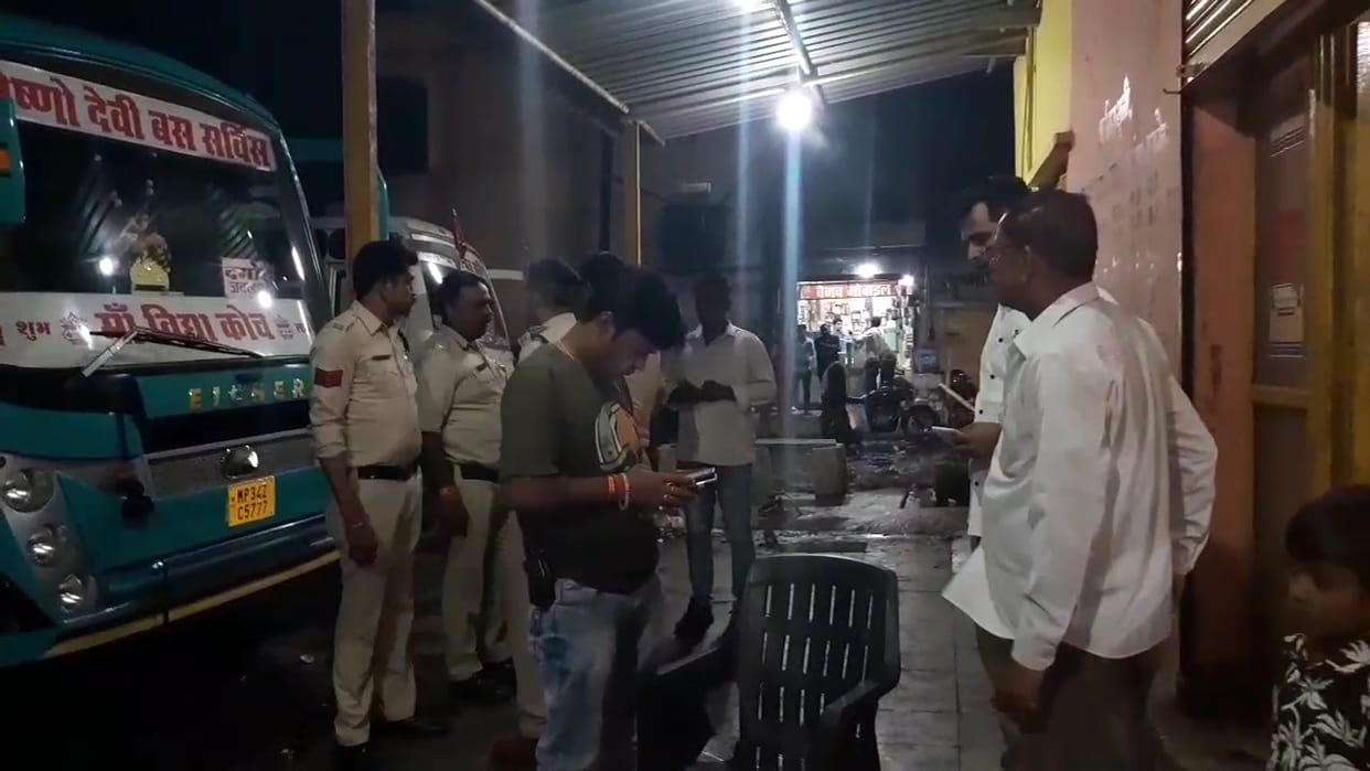 Damoh Woman attacked with knife at bus stand, death in district hospital, husband accused of murder