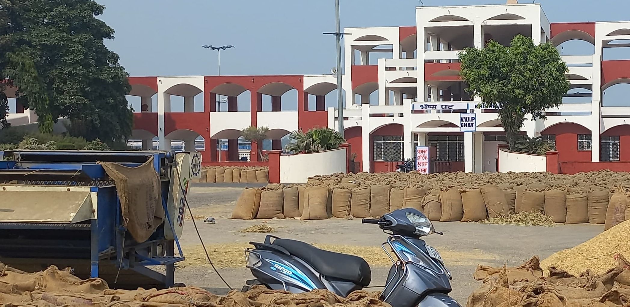 Brahmasarovar S Vvip Ghat Also Became Grain Market Situation Is Not   Karakashhatara Bhara Ora Sa Thhana Sa Ata Brahamasaravara Ka Vavaaaiipa Ghata Savatha Af7a9049e8efce712d3cc7d54e0d1927 