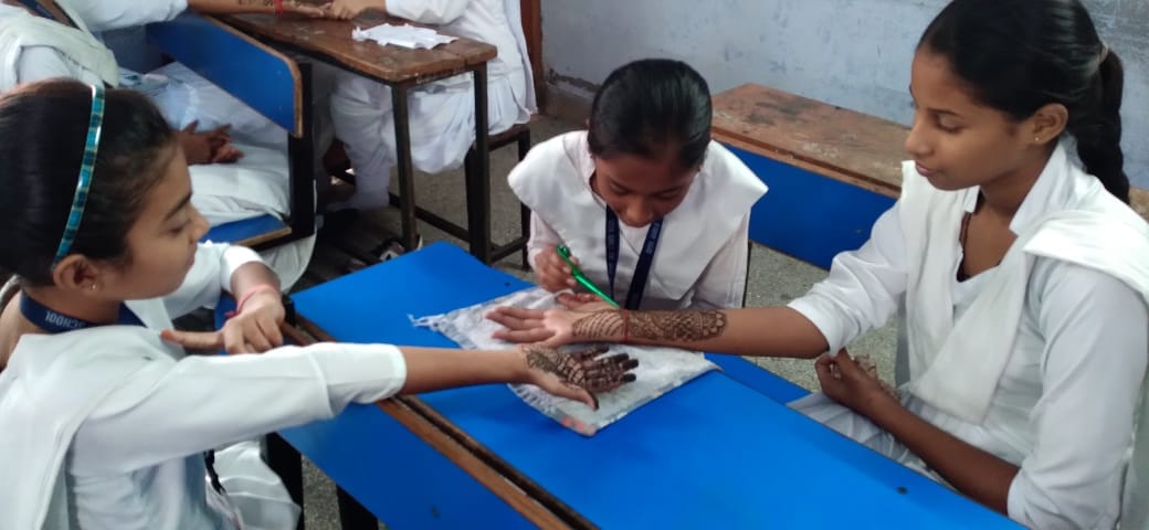 Class V student Yuvani stood first in Mehndi competition.