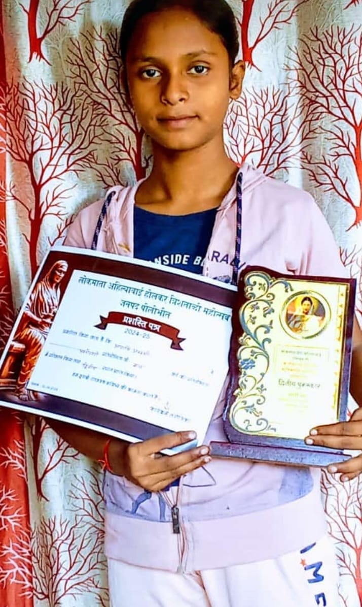 Arshi Awasthi got second position in the district