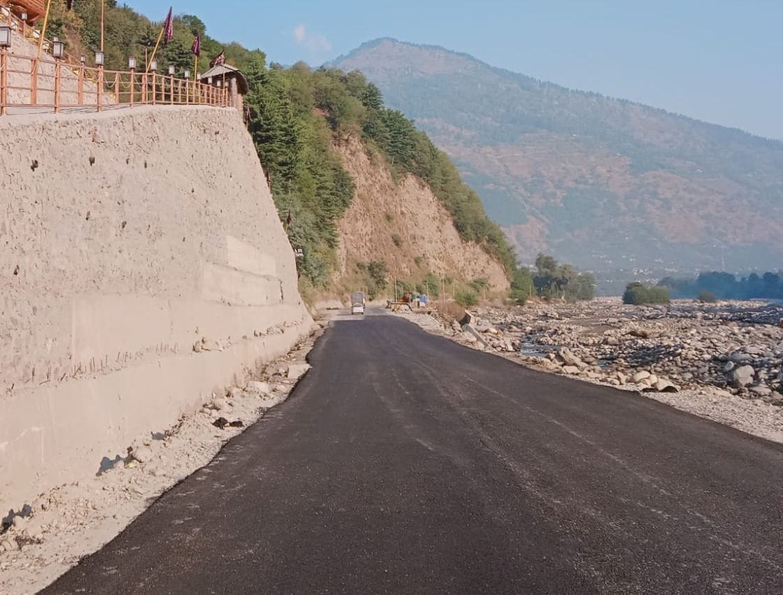 Tarring completed on bad highway in Raison, pleasant journey