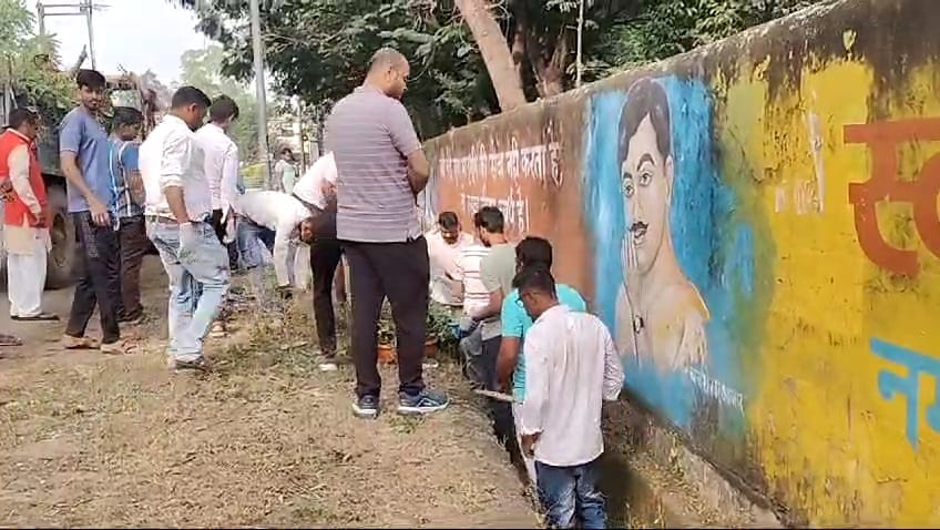 Damoh When the CMO employee spit and spit during the cleaning campaign, the CMO imposed a fine