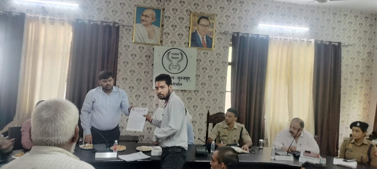 The disabled handed over a memorandum addressed to the Chief Minister to the SDM