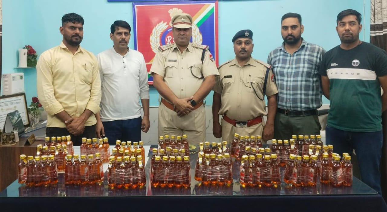 सिरोही। रेलवे सुरक्षा बल द्वारा दौलतपुर एक्सप्रेस ट्रेन में टॉयलेट्स की छत में छिपाकर गुजरात ले
