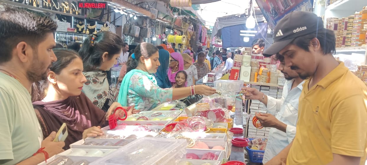 Karva Chauth: Women shopped extensively, today women will keep fast for the long life of their husbands.