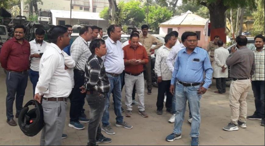 Electricity team that went for checking in Khedikarmu attacked, JE injured