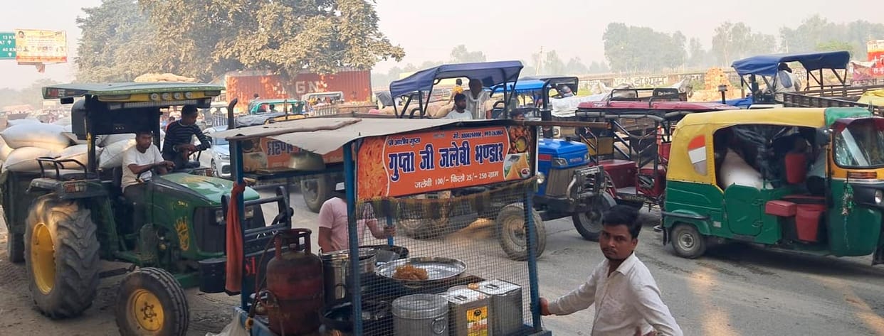Jam on Bareilly-Mathura highway, tractor-trolleys parked haphazardly