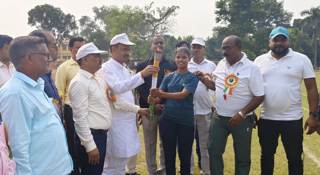 Roshni in 100 meter race, Anuradha tops in 50 meter race