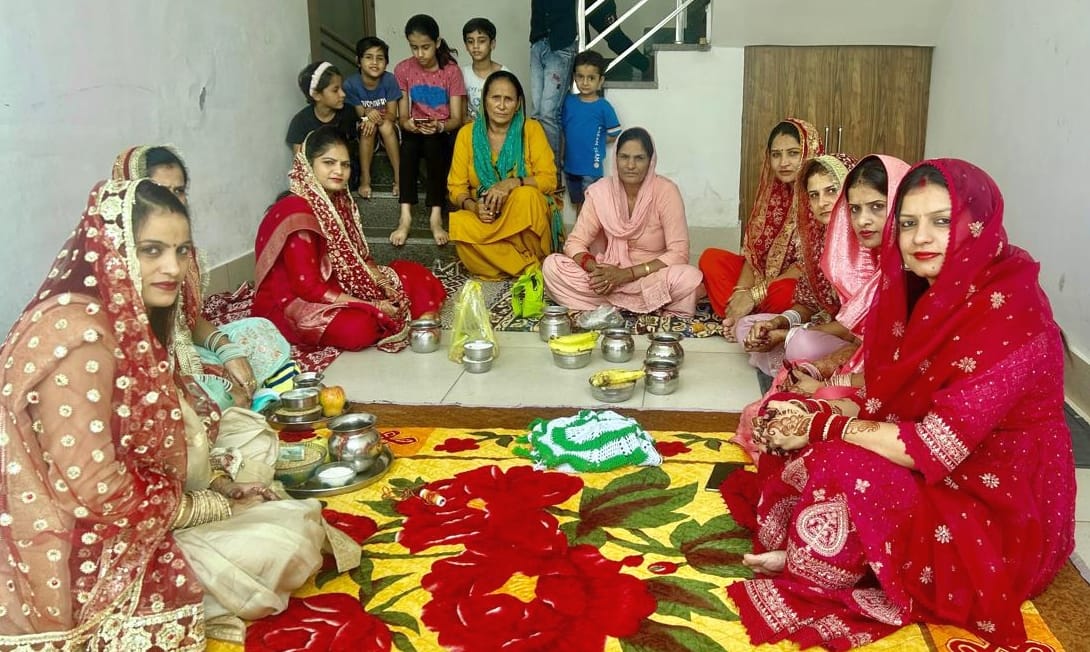 Married women break their fast by looking at the moon