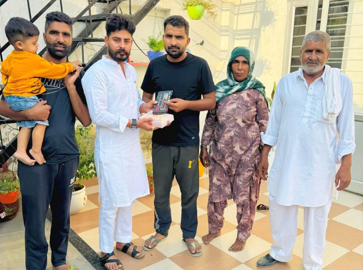 Sarpanch honored the youth who got jobs by going door to door