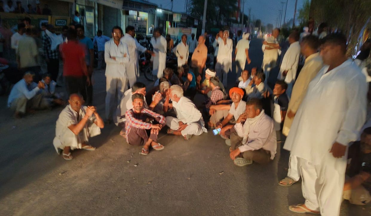 Farmers blocked the road for DAP