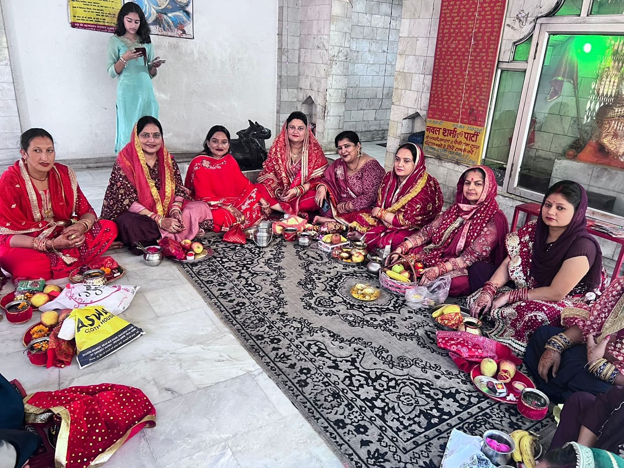 The married women broke the Karva Chauth fast after seeing the moon in the filter.
