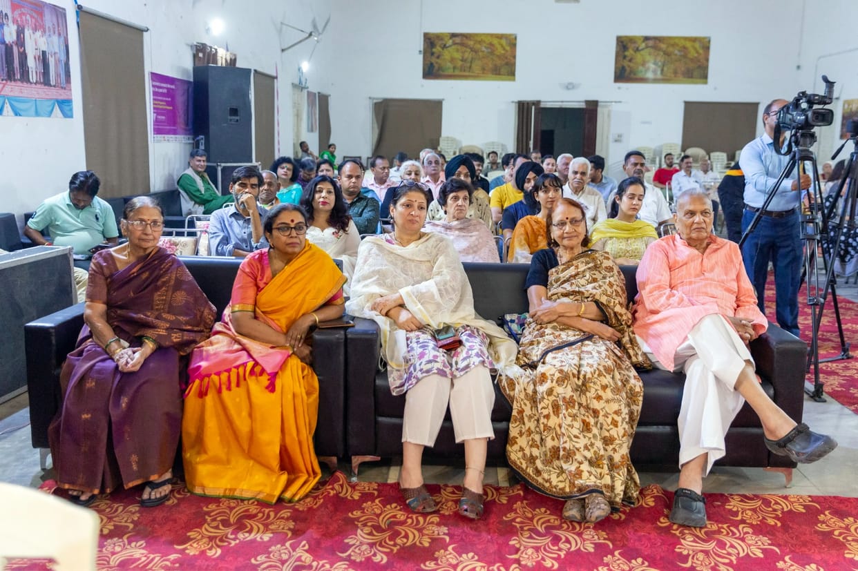You become Radhe, become Shyam... Bhajan presented