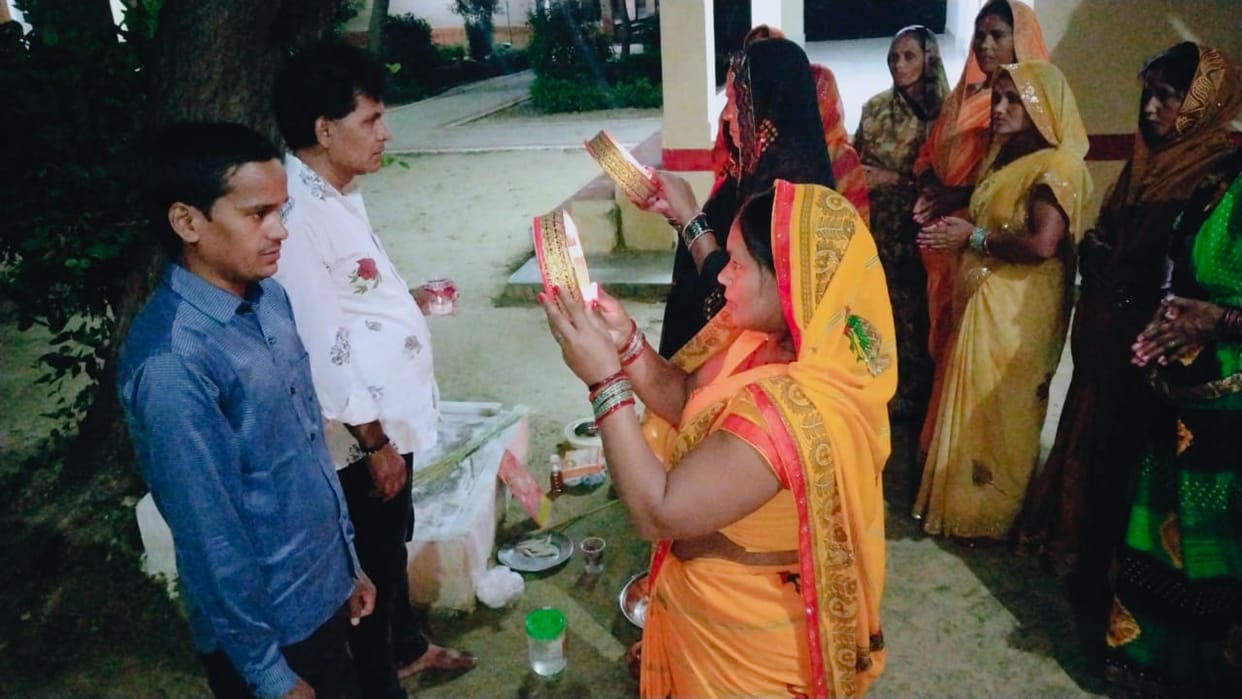 Women prisoners break their fast after seeing the moon in jail