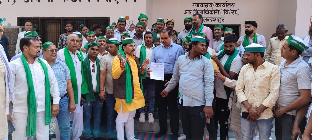 Protest in the Collectorate against the Lekhpal posted in Khurja