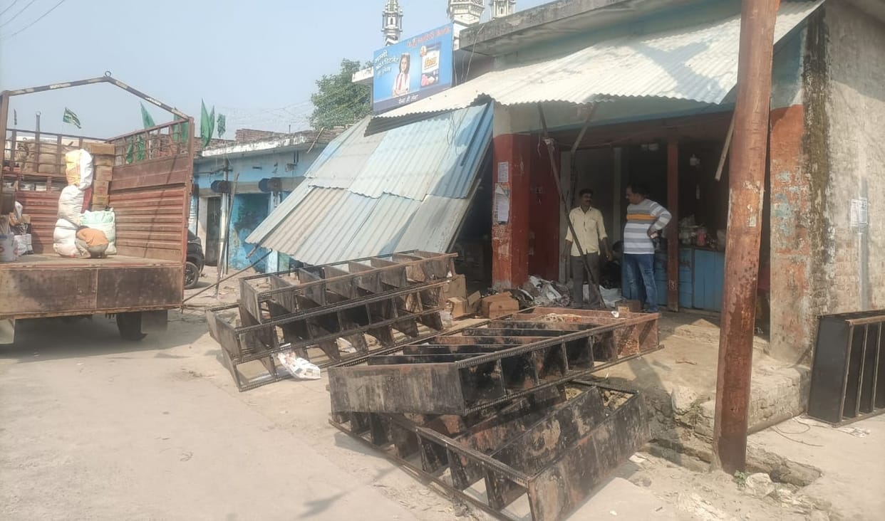 Shops kept getting empty... the day passed amid the fear of bulldozers