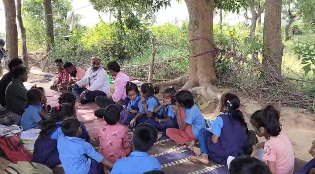 पेड़ के नीचे पढ़ाई करते बच्चे