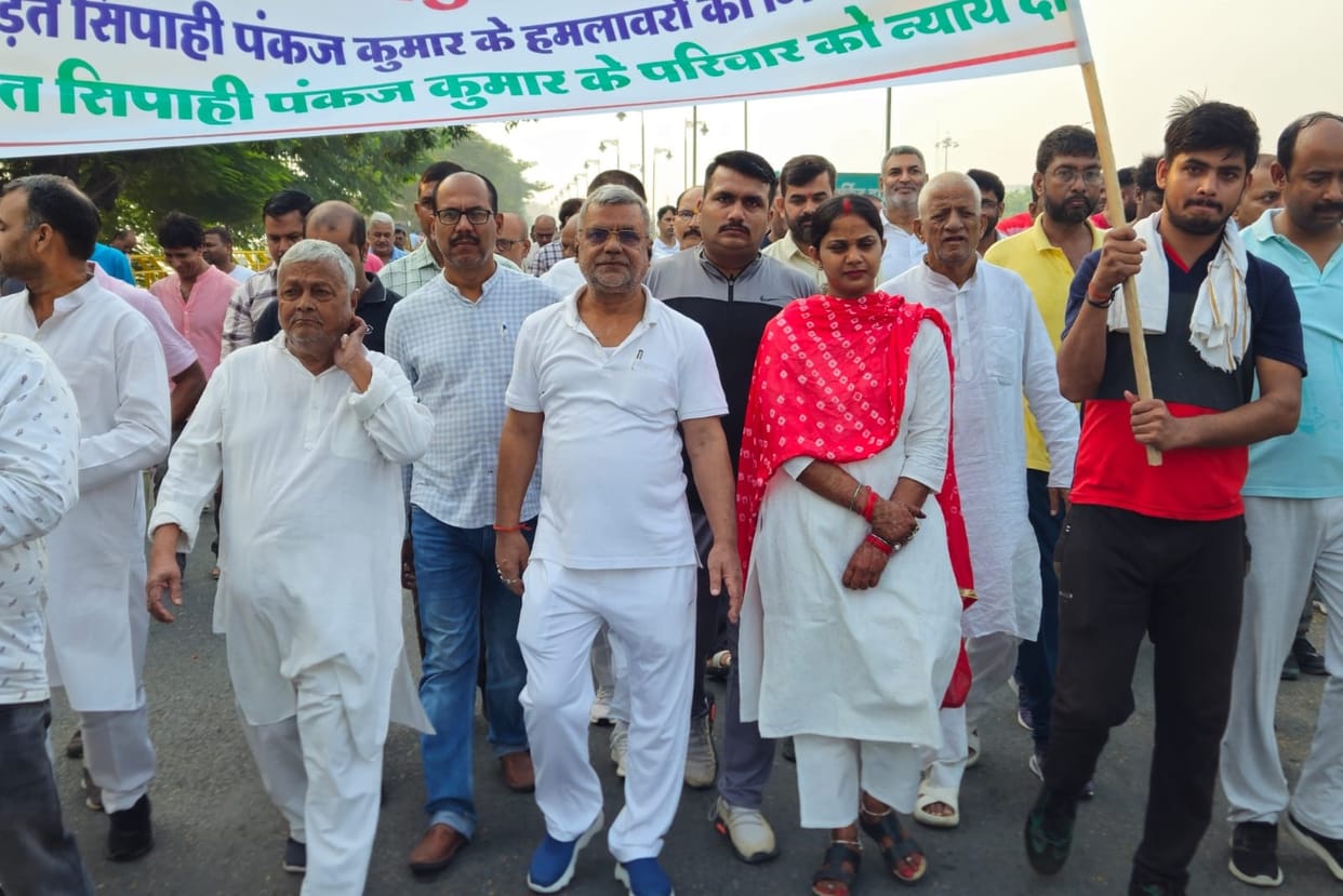 Gorakhpur News: When the constable accused of attack on Dr. Sarkar was released, a crowd gathered at the jail.