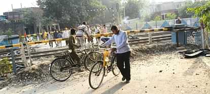 Railway gate closed without notice, pedestrians disturbed