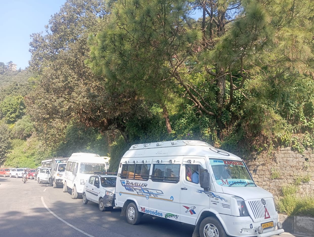 Long jam on Taradevi-Shimla road, queue of vehicles