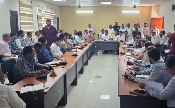 MLA reprimands officials, fix hanging wires
