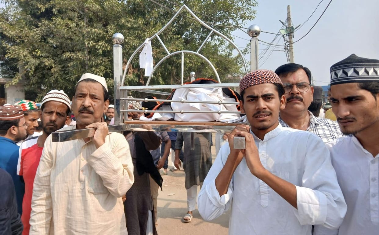 Poet Fahmi Badayuni was buried with teary eyes