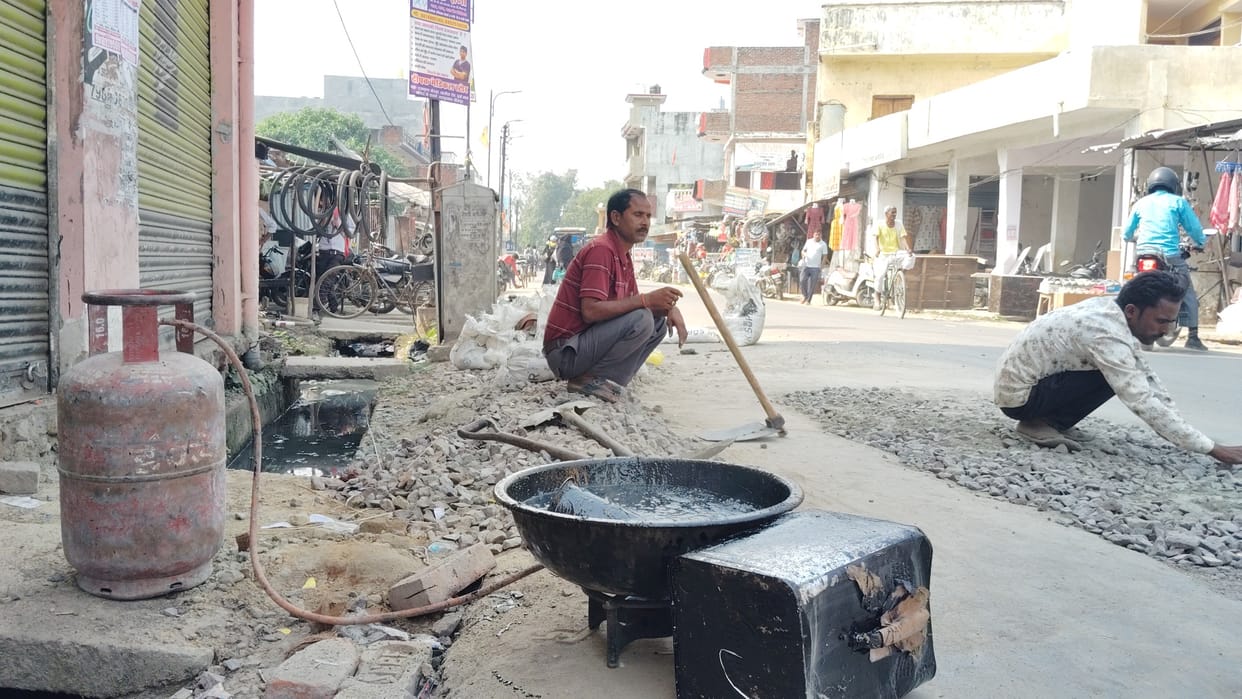 In Sitapur, roads are being built by heating asphalt with domestic gas cylinders