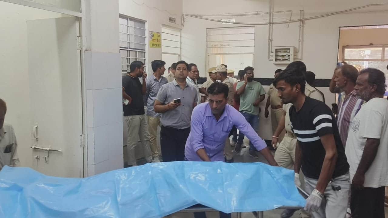 अस्पताल के डॉक्टर ने मृत घोषित किया।