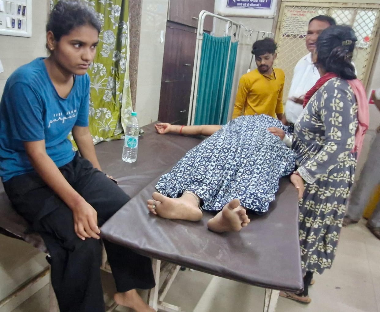 Damoh Controversy over throwing garbage of Diwali cleaning, a woman attacked mother and daughter