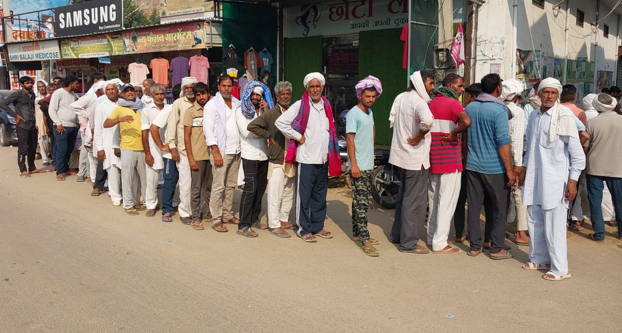 Struggle for fertilizer, tokens distributed in the police station