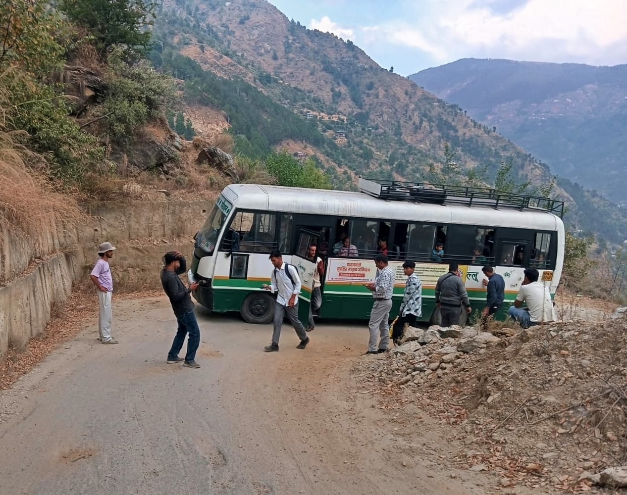 Bus breaks down on steep climb, passengers saved