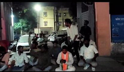 Kamta outpost in-charge accused of beating the driver of a vehicle, demonstration