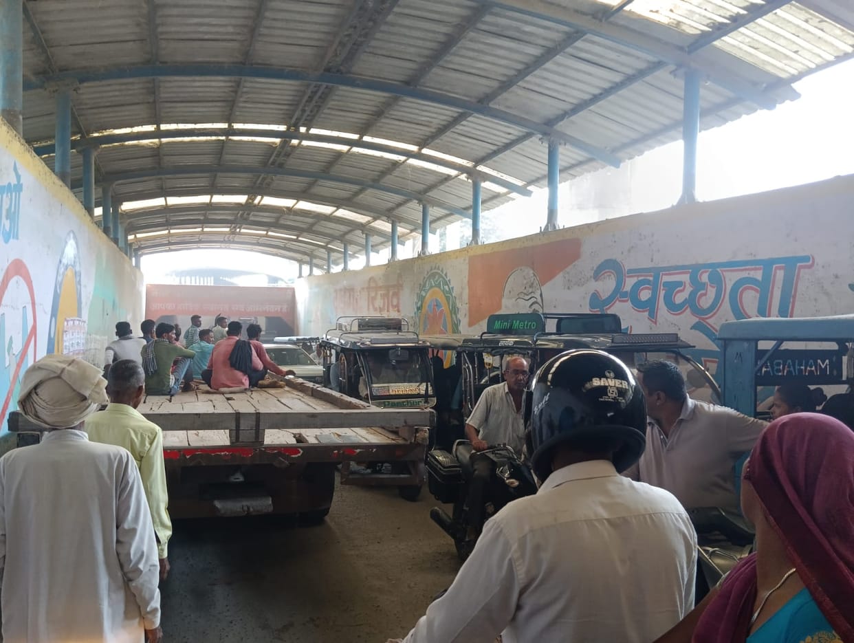 There was a jam in the underpass due to the tractor-trolley getting stuck