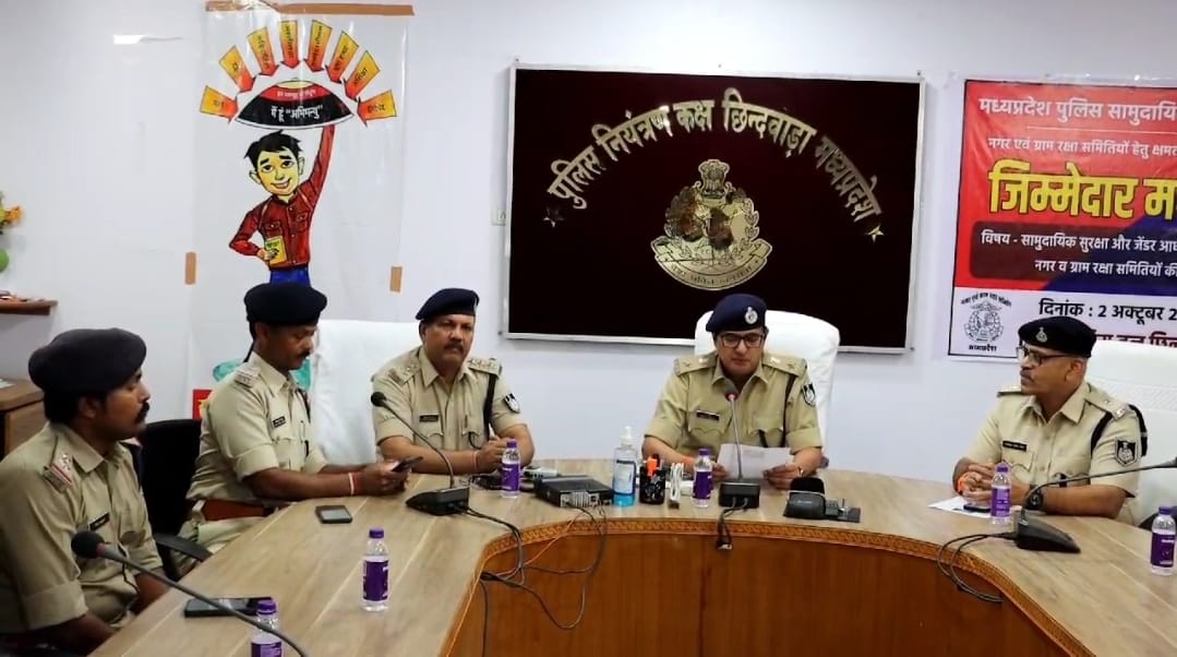 प्रेसवार्ता करते हुए