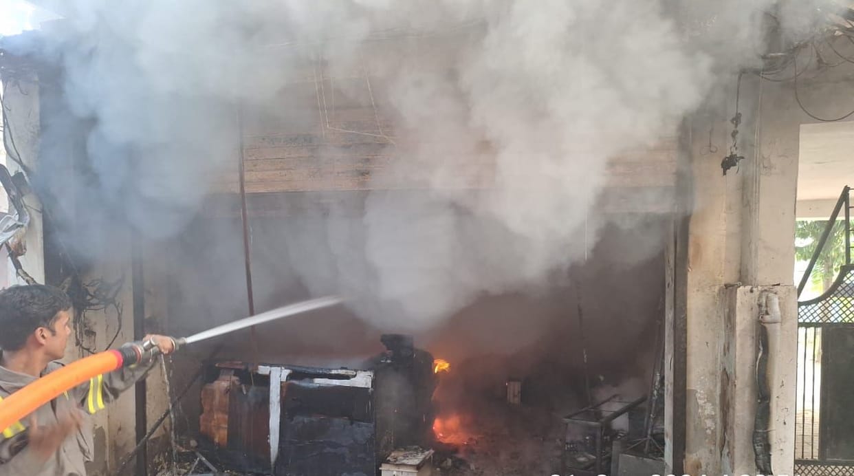 Bihar: Youth dies due to electrocution in Bagaha, West Champaran, condition of two is critical; Fire broke ou