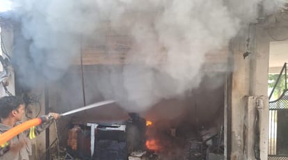 Lucknow News: रिहायशी इलाके में अवैध तरीके से चल रहे चार्जिंग पॉइंट में लगी आग Fire breaks out in illegally running charging point in residential area