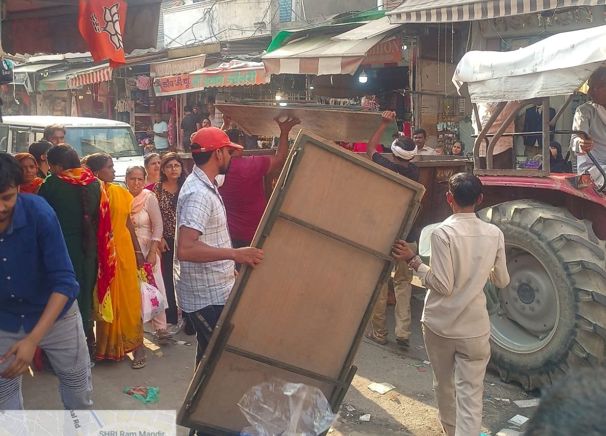 Protested against the team that arrived to remove encroachment in the raw quarter market