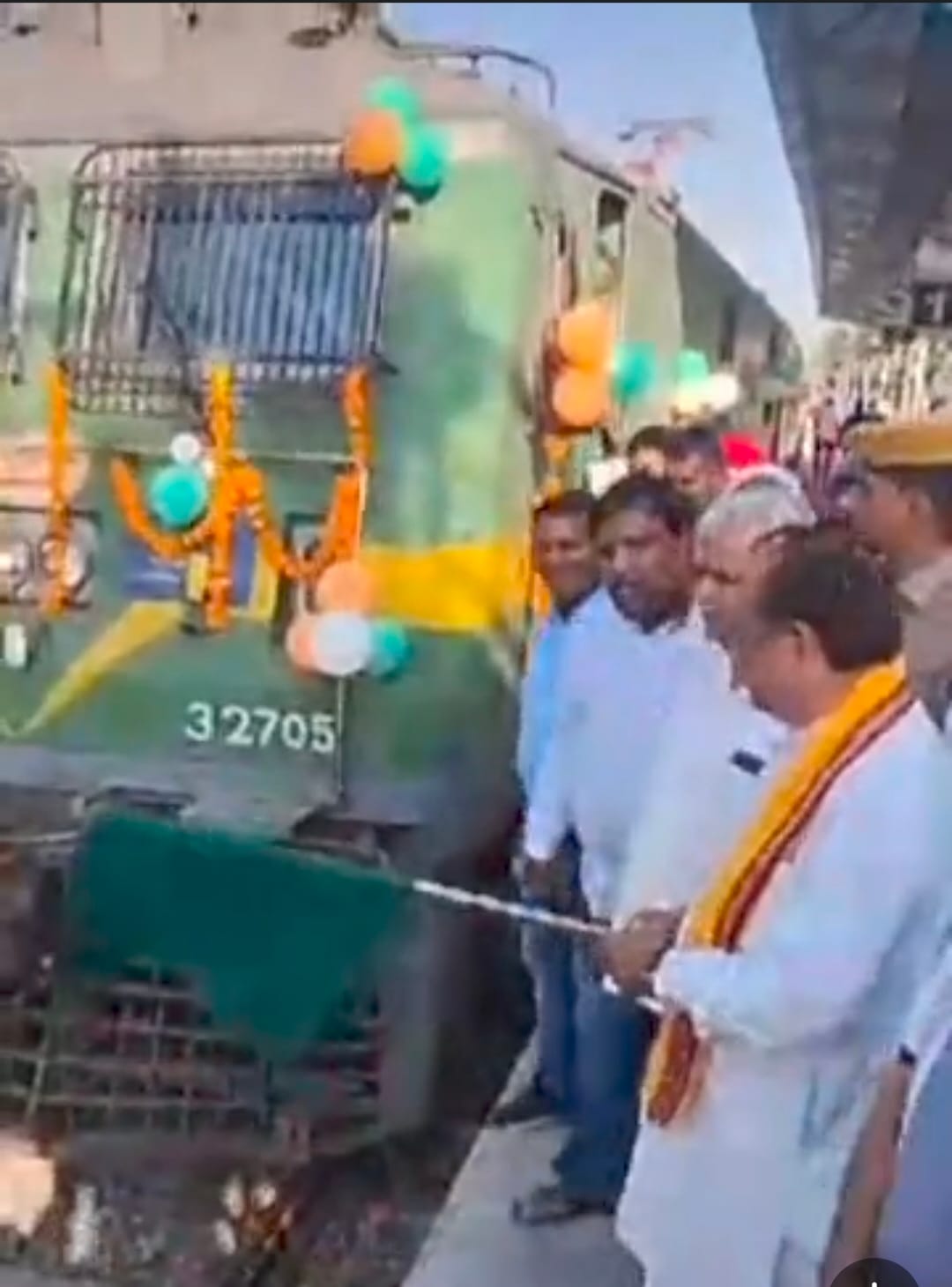 कैबिनेट मंत्री जोराराम कुमावत ने दिखाई झंडी।