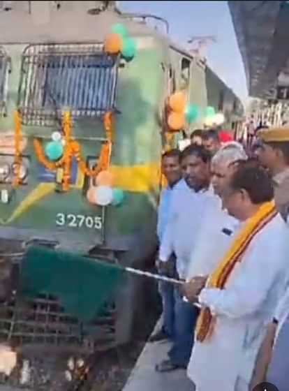 Sirohi: बुजुर्गों को लेकर अयोध्या-हरिद्वार-ऋषिकेश की यात्रा पर रवाना हुई ट्रेन, मंत्री जोराराम ने दिखाई झंडी Sirohi: Train carrying elderly people left for Ayodhya-Haridwar-Rishikesh journey