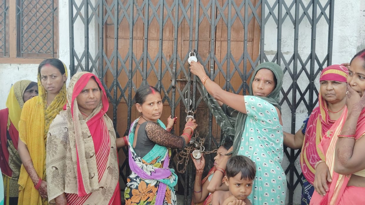Women took to the streets to get the liquor shop removed, ran away and locked the salesman
