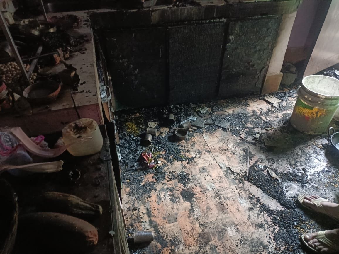 Fire broke out in the kitchen from a gas cylinder, a person got burnt while extinguishing it